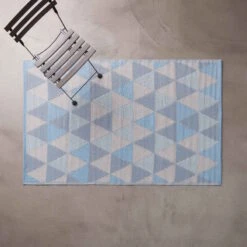 In- & Outdoorteppich Dreiecke L 180 X B 120cm COLOUR CLASH In Pastellblau -Butlers butlers in and outdoorteppich dreiecke l 180 x b 120cm colour clash in pastellblau 3