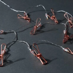 LED-Lichterkette Clips 10 Lichter Mit USB-Batteriefach CLIP COUTURE In Roségold -Butlers butlers led lichterkette clips 10 lichter mit usb batteriefach clip couture in rosegold 4